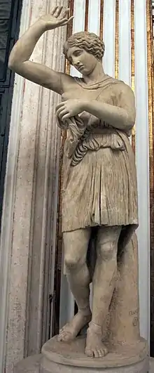 Amazone blessée du type Sosiclès. Copie romaine en marbre (le bras droit est une restauration). / bronze (de Polyclète ?). H. 2,02 m. Musées du Capitole.