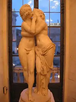Sculpture de deux personnes s'embrassant et échangeant des baisers