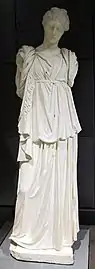 Statue féminine avec péplos (copie romaine inspirée des premières muses hellénistiques).