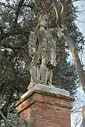 Statue de marbre à l'entrée des jardins