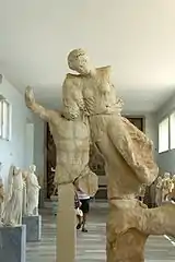 Borée enlève Orithie. Acrotère central du temple d'Apollon à Délos. Production athénienne, 421-417 av. J.-C.