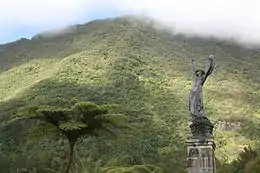 Carlo Sarrabezolles,  Statue de la Victoire à Hell-Bourg, dans les Hauts de la Réunion.