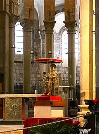 La statue de sainte Foy tenant des roses, exposée dans l'abbatiale le jour de la Sainte Foy(octobre 2010).