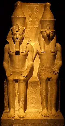 Image illustrative de l’article Groupe de statues du dieu Horus et du roi Horemheb