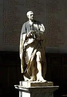 Statue d'un homme, sur un piédestal.