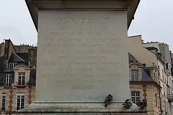 Inscription à l'arrière du piédestal.