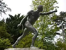 Copie en bronze du Gladiateur Borghèse. Bosquet de la Reine, parc de Versailles, France.