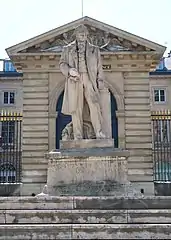 Seconde statue de Claude Bernard.