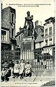 Statue de Jules Dumont d'Urville à Condé-sur-Noireau.