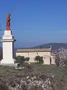 La statue de Saint-Eucher et la chapelle Notre-Dame de Beauvoir.