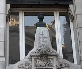 Buste d'Eugène Scribe à l'angle de la rue Saint-Denis et de la rue de la Reynie.