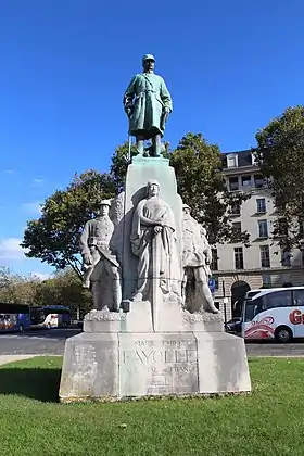 Statue du maréchal Marie Émile Fayolle.