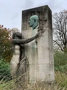 Statue du mémorial Firmin Gémier dans le Square Stalingrad d'Aubervilliers.