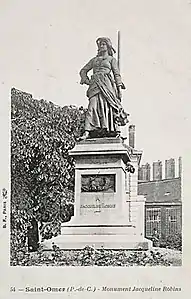 Statue de Jacqueline Robins place du Vainquai à Saint-Omer.