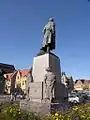 Arrière du socle de la statue de Dixmude avec un esclave libéré, un colon casqué et la mention M'pala 1892