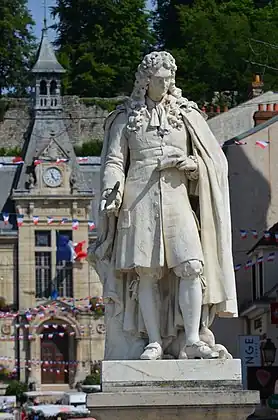 Vue de l'Hôtel de Ville derrière Jean de la Fontaine.