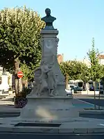 Buste de Joseph Lair« Monument à Joseph Lair à Saint-Jean-d'Angély », sur e-monumen