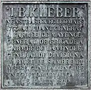 Inscription : «J.B. Kléber. Né à Strasbourg le 6 mars 1753. Adjudant général à l'armée de Mayence. Général de brigade à l'armée de la Vendée. Général de division à l'armée de Sambre et Meuse. Général en chef en Égypte. Mort au Caire le 14 juin 1800.».