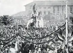 Inauguration en 1925 sur son piédestal en granit d’Écosse de la statue de Kruger devant la gare de Pretoria.