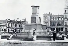 Premier piédestal en granit rouge d’Écosse de la future statue de Paul Kruger, installée sur Church Square en 1900 et retirée en 1906