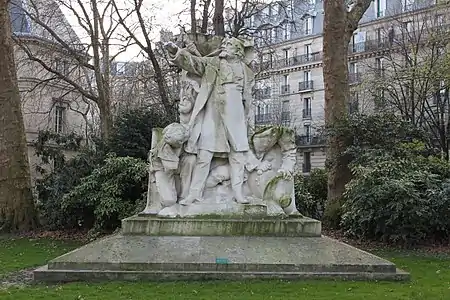 Vestige du Monument à Léon Gambetta (1888) dans le square Édouard-Vaillant à Paris.