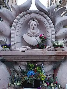 Statue de Luis de Camoes, devant l'escalier menant à l'avenue de Camoëns.
