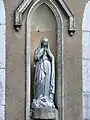 Une des deux statues de la Vierge ornant l'extérieur de la chapelle.