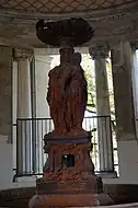 Une statue de fontaine.