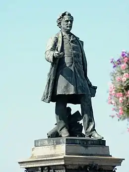 Photographie en couleurs de la statue en bronze de Paul Bert à Auxerre.