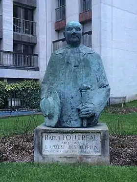 Statue de Raoul Follereau située place Raoul-Follereau (Paris, 10e).