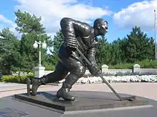 Photographie en couleur d'une statue en plein air représentant Maurice Richard en train de patiner sur la glace