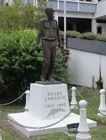 Statue de l'ancien maire Roger Laroque devant l'Hôtel de ville de Nouméa.