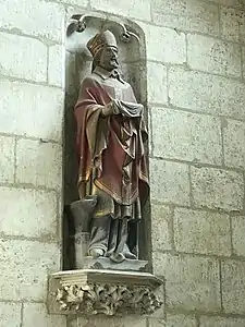 Statue d'un homme barbu, portant la mitre d'évêque et un parchemin.