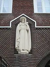Statue de saint Jacques, par Roger de Villiers, sur la façade de la maison paroissiale.