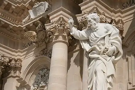 La statue de saint Paul, à droite au pied de la façade.