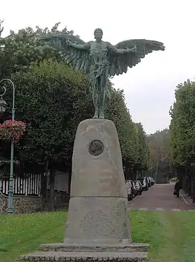 Statue d'Icare et médaillon d'Alberto Santos-Dumont« Monument à Alberto Santos-Dumont à Saint-Cloud », sur À nos grands hommes,« Monument à Alberto Santos-Dumont à Saint-Cloud », sur e-monumen