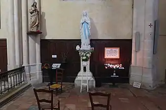 Statue de la Vierge Marie et, en haut à gauche, de Jésus.