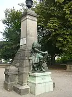 Monument à Wladimir Gagneur« Monument à Wladimir Gagneur à Poligny », sur À nos grands hommes,« Monument à Wladimir Gagneur à Poligny », sur e-monumen