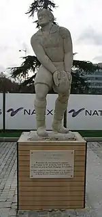 Statue d'Yves du Manoir au centre d'entraînement du Racing 92.