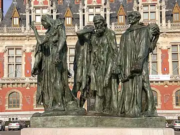 Les Bourgeois de Calais (1895) d'Auguste Rodin devant l'hôtel de ville.