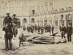 Statue de Napoléon Ier après la chute de la colonne Vendôme, Bruno Braquehais, mai 1871, papier albuminé.