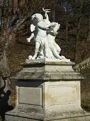 Enfants aux coquillages devant l'orangerie (droite).