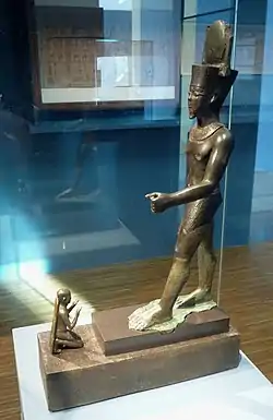 Statue d'Amon-Rê vénéré par Horiraâ lors de l'exposition Servir les dieux d'Égypte au musée de Grenoble.