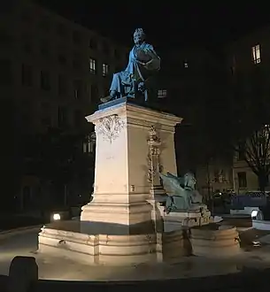 La statue de nuit.