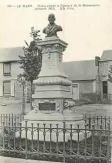Buste d'Édouard Prudhomme de La Boussinière« Monument à Édouard de La Boussinière au Mans », sur À nos grands hommes,« Monument à Édouard de La Boussinière au Mans », sur e-monumen