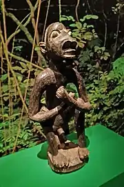 Statue d'homme-singe.