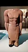 Statue d'homme acéphale et brisée à hauteur de genoux, sanctuaire de Dadan (al-Khuraybah).