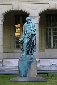 Monument à Parmentier (1866), bronze, cour de la faculté de pharmacie de Paris.