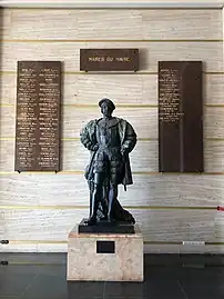 Statue de François Ier entourée des noms des maires du Havre.