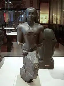 Statue de Iâhmessaneith, chef de la Cour de Justice. Grauwacke, H. 43 cm. Louvre